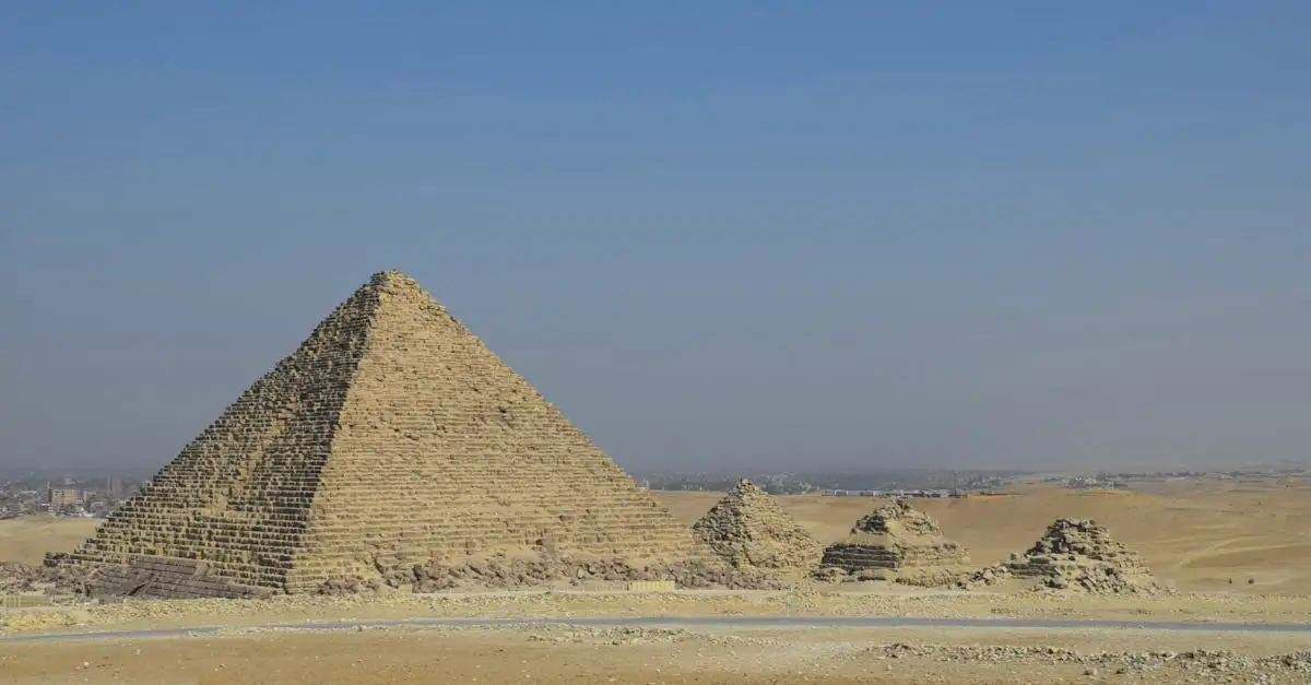 Quali fattori hanno causato la caduta dell'antico Egitto?