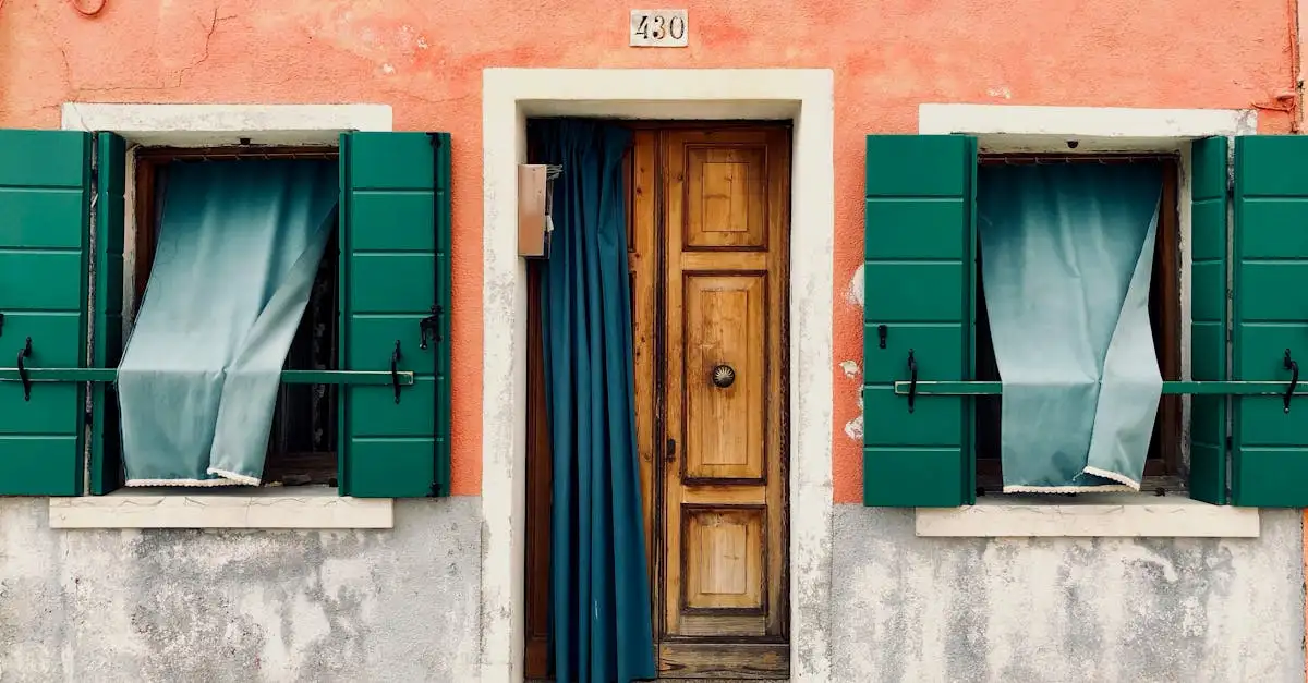 Quale colore di tende si abbina a infissi neri?