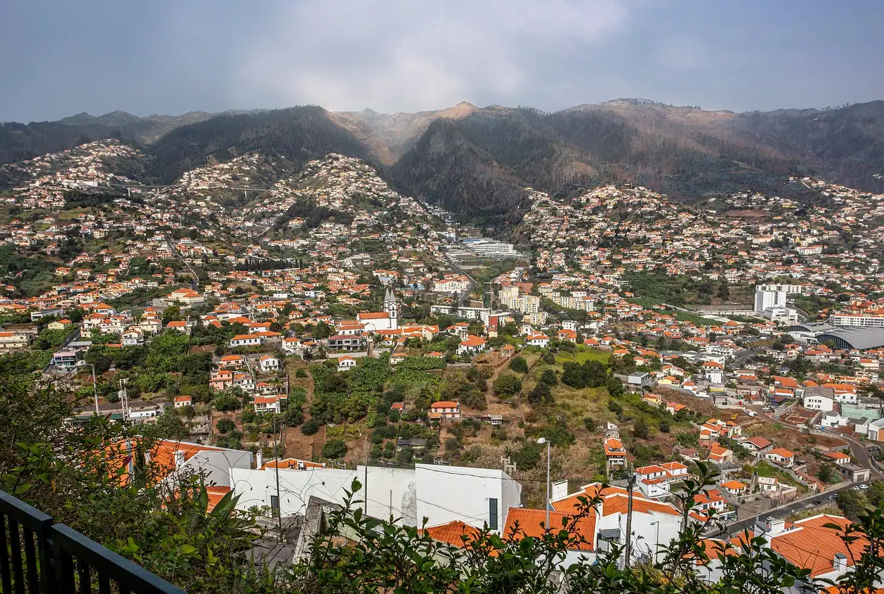 Quanto tempo ci vuole per arrivare a Funchal da Amsterdam?